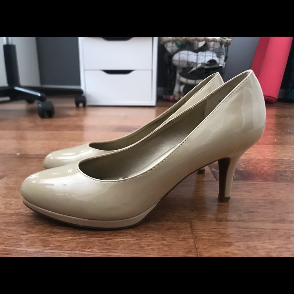nude pumps